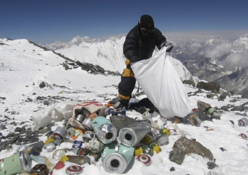 tonnellate di rifiuti sul Monte Everest