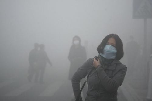 Allarme smog a Pechino:una consuetudine.Ormai gli abitanti ci devono convivere e anche morire