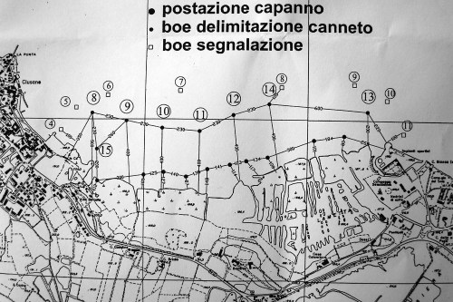 capanni caccia galleggianti sul lago di Iseo:uno sbarramento micidiale di fuoco