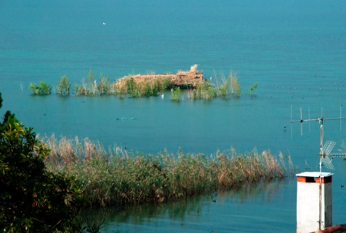 postazione di caccia galleggiante sul lago di Iseo