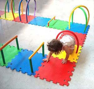 - Tappetini in materiale plastico morbido di provenienza cinese costituito da elementi-tasselli di vari colori, denominato «Tappetino-Puzzle ABC 123» e «Il mio primo tappetino», posti in vendita anche con i marchi «EVA Puzzle/ Eva Mat» utilizzati sia a domicilio che in asili nido o ludoteche. Il tappetino potrebbe essere nocivo per ingestione accidentale e irritante per gli occhi se esposti ai vapori emanati dalle formelle.