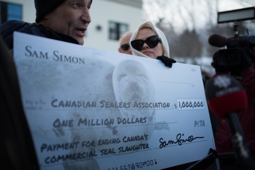 mega assegno per la campagna contro lo sterminio delle foche